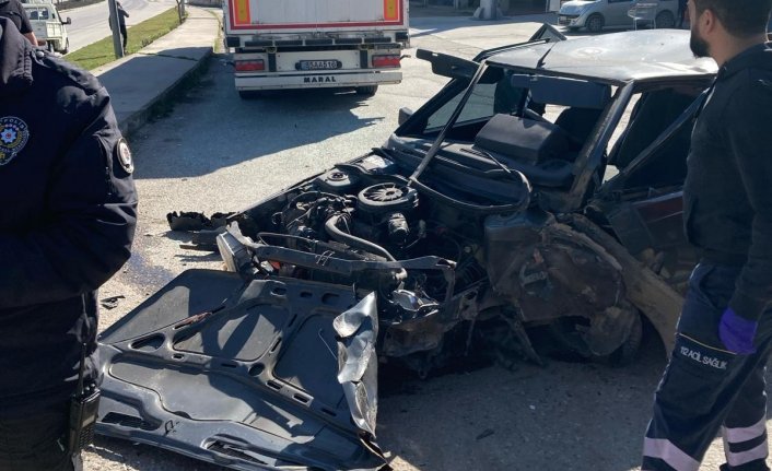 Amasya'da beton bloka çarpan otomobildeki 2 kişi yaralandı