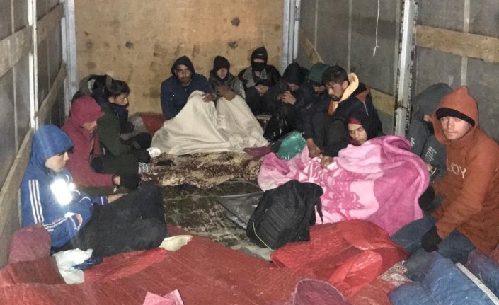 Amasya'da kamyon kasasında 13 düzensiz göçmen yakalandı