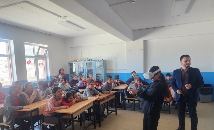Amasya'da köy okulu öğrencileri sanal gerçeklik gözlüğüyle tanıştı