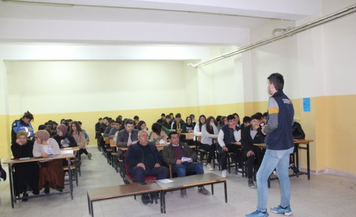 Amasya'da polis, öğrencileri internet güvenliği konusunda bilgilendirdi