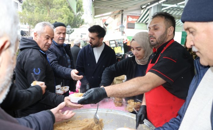 Amasyalı esnaf depremlerde hayatını kaybedenler için helva dağıttı