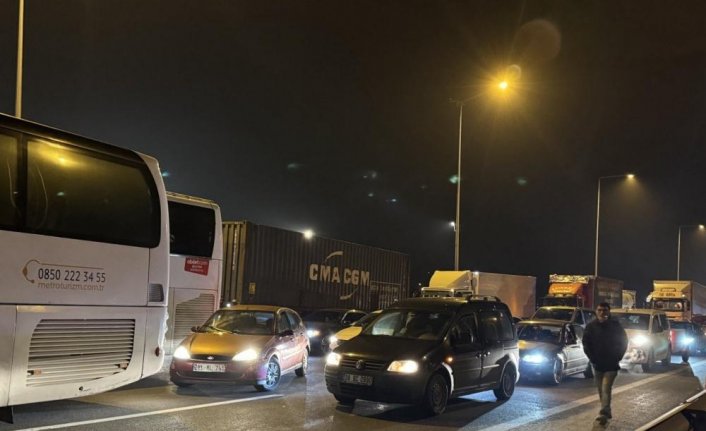 Anadolu Otoyolu'nda ağır tonajlı araçların karıştığı kazada 2 kişi yaralandı