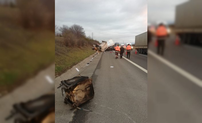 Anadolu Otoyolu'nda devrilen tırın sürücüsü kazayı yara almadan atlattı