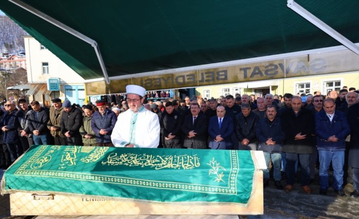 Artvin'de çığ altında kalan iş makinesi operatörünün cenazesi defnedildi