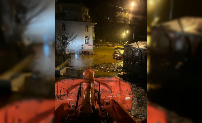 Artvin'de derenin taşması sonucu camide mahsur kalanlar kurtarıldı