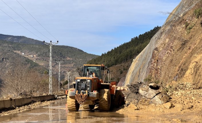 Artvin'de heyelan nedeniyle kapanan kara yolları kontrollü ulaşıma açıldı