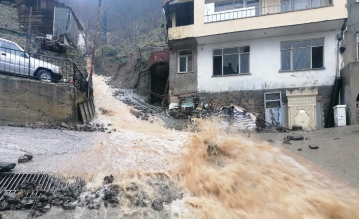 Artvin'de heyelan riski nedeniyle 3 bina boşaltıldı