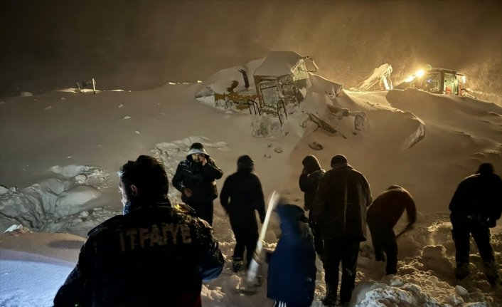 Artvin'de iş makinesinin üzerine çığ düşmesi sonucu operatör yaralandı