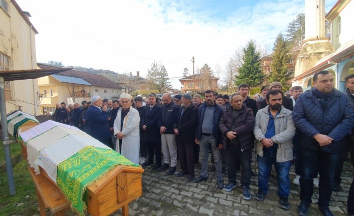 Bartın'da aynı gün ölen anne ile oğlu toprağa verildi