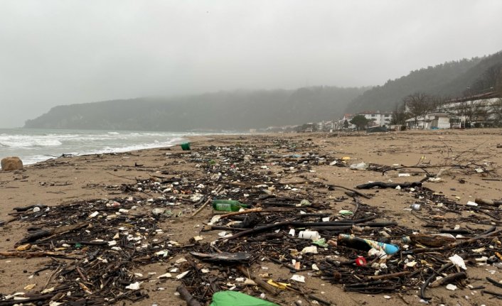 Bartın'da sağanakla sürüklenen atıklar İnkumu sahilinde kirliliğe yol açtı