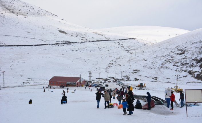 Başçiftlik Kayak Merkezi'ne gelen çocuklar kızakla kayarak eğlendi