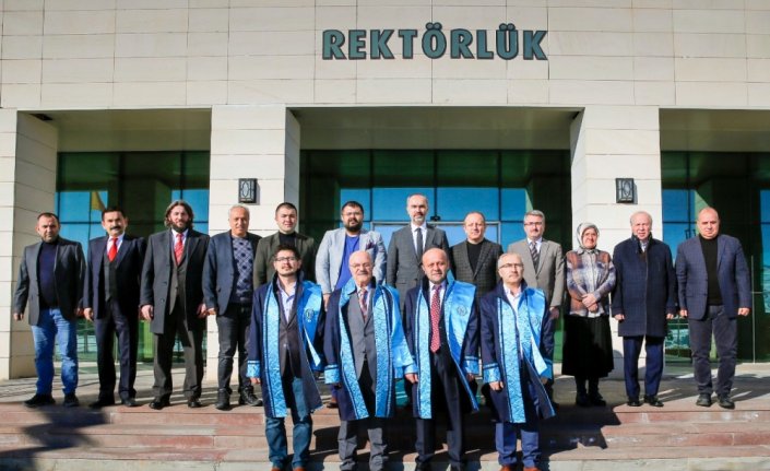 Bayburt Üniversitesi'nde görevde yükselen akademisyenler cübbe giydi