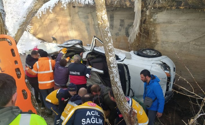 Bayburt'ta şarampole devrilen kamyonetteki 3 kişi yaralandı