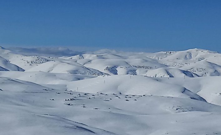 Bayburt'ta yüksek kesimlerdeki yayla evleri karla kaplandı