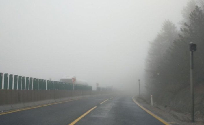 Bolu Dağı'nda sis görüş mesafesini düşürdü