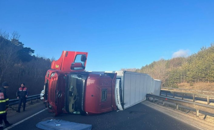 Bolu'da devrilen tırın sürücüsü yaralandı
