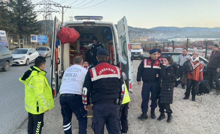 Bolu'da istinat duvarına çarpan otomobildeki 4 kişi yaralandı