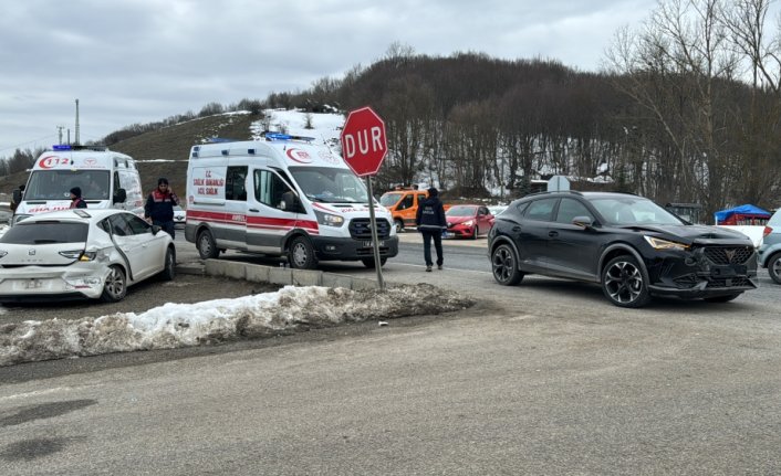 Bolu'da otomobil ile cipin çarpışması sonucu 3 kişi yaralandı