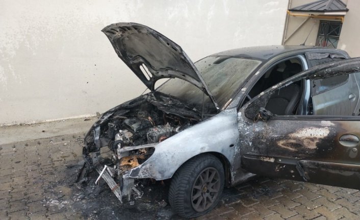 Bolu'da park halindeyken yanan otomobil hasar gördü