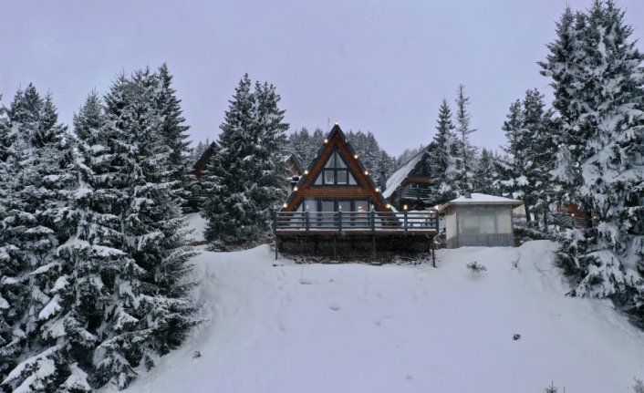 Çambaşı, gündüz kayakseverleri gece karın keyfini sürmek isteyenleri ağırlıyor