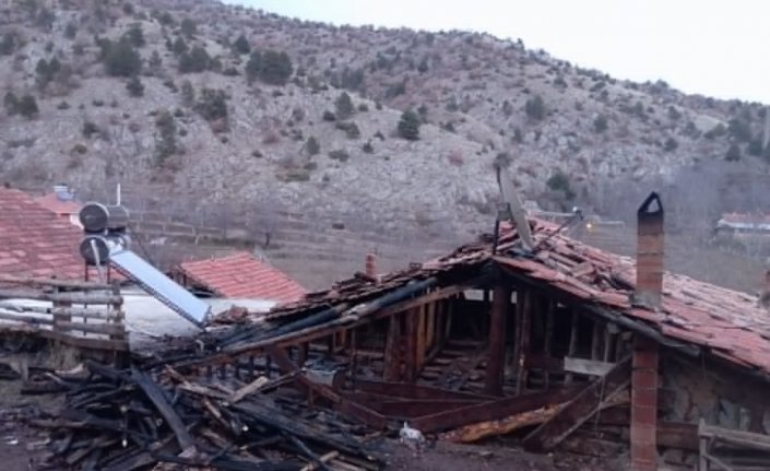 Çorum'da çatısı yanan evde hasar oluştu
