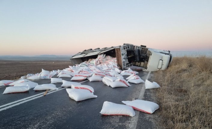 Çorum'da devrilen tırın sürücüsü yaralandı