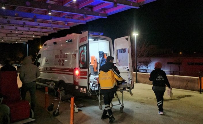 Çorum'da iki otomobil çarpıştı, 5 kişi yaralandı