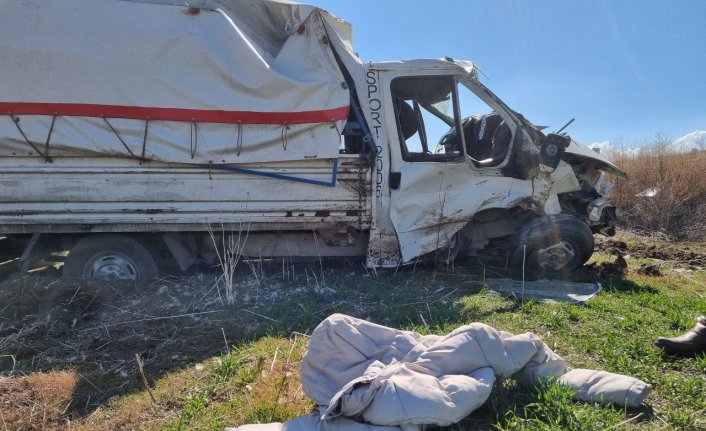 Çorum'da şarampole devrilen kamyonetin sürücüsü yaralandı