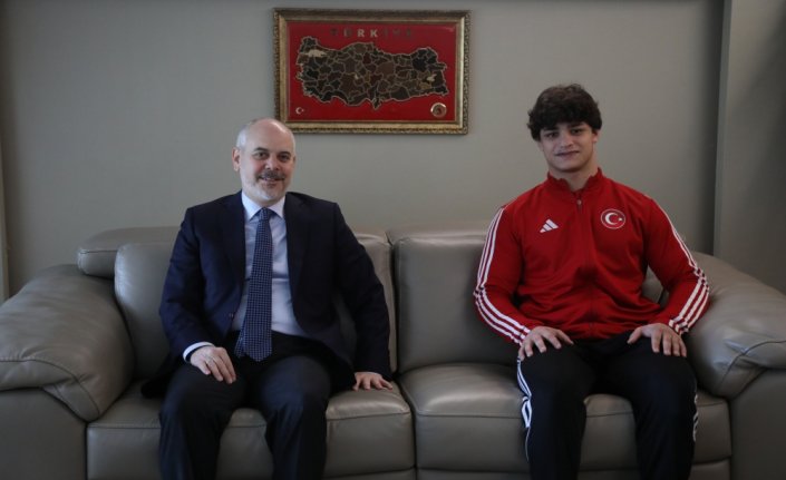 Cumhurbaşkanı Başdanışmanı Kılıç, Avrupa şampiyonu Alperen Berber'i ödüllendirdi