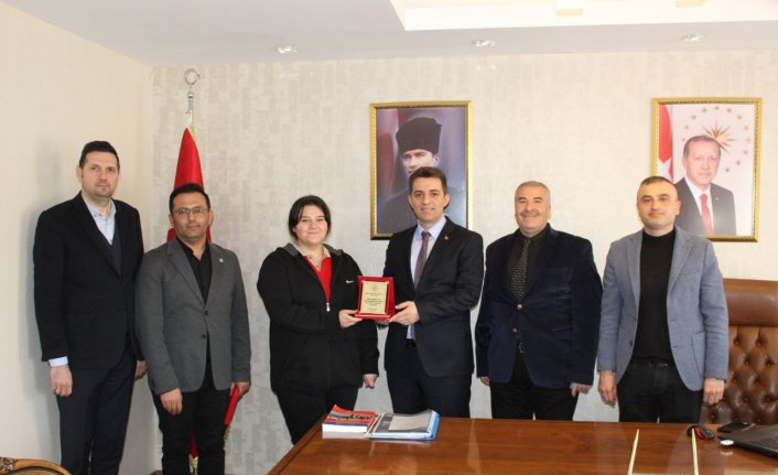 Dodurga Kaymakamı Vatansever, başarılı öğrenciyi ödüllendirdi