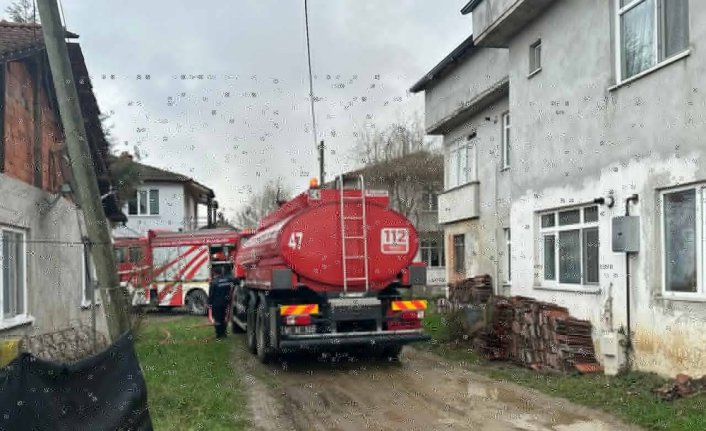 Düzce'de 2 katlı evde çıkan yangın söndürüldü