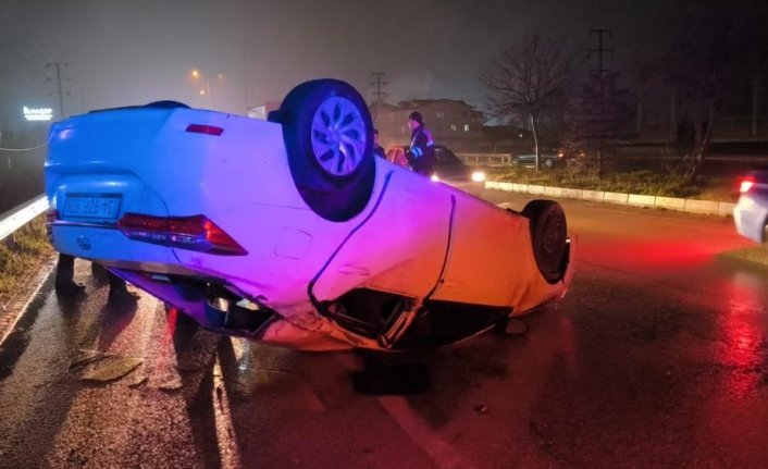 Düzce'de devrilen otomobildeki 3 kişi yaralandı