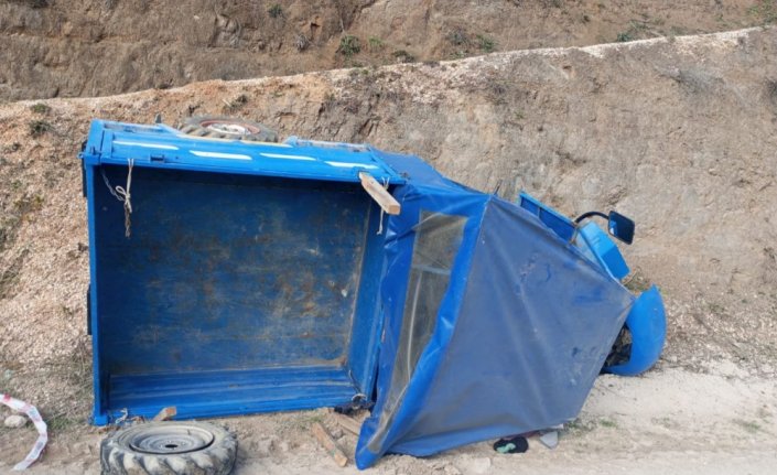 Düzce'de devrilen tarım aracının sürücüsü yaralandı