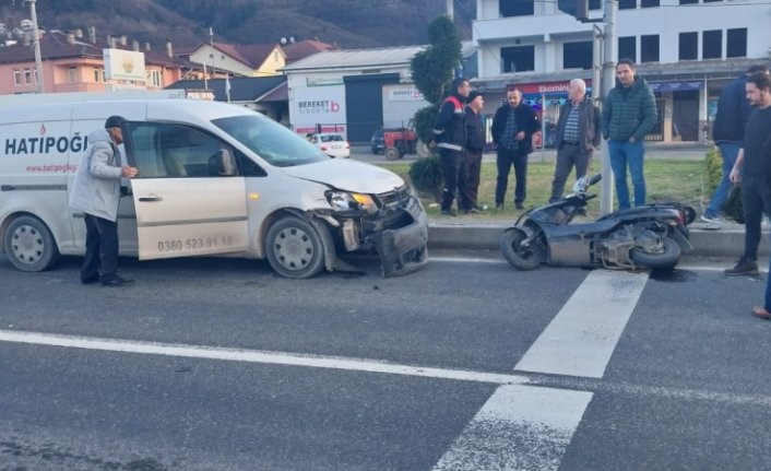 Düzce'de hafif ticari araçla çarpışan motosikletin sürücüsü ağır yaralandı
