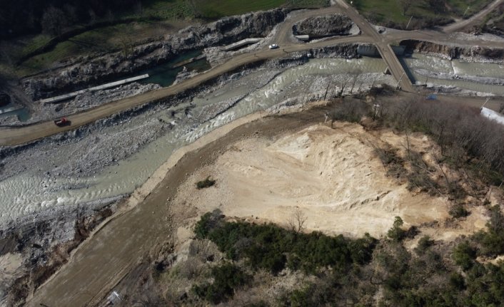 Düzce'de heyelan nedeniyle kapanan yolda çalışmalar sürüyor