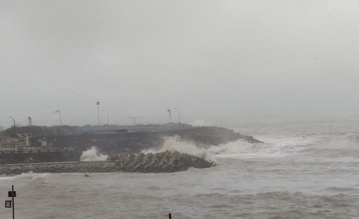 Düzce'de kuvvetli rüzgar nedeniyle dalga boyu 4 metreyi aştı