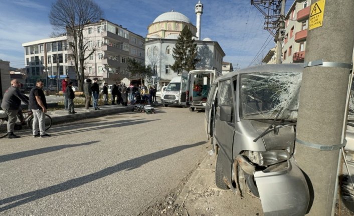 Düzce'de panelvan ile otomobilin çarpıştığı kazada 3 kişi yaralandı