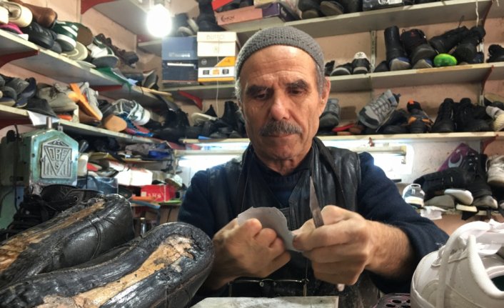 Engelli ayakkabı ustası 73 yaşında baba mesleğini devam ettiriyor