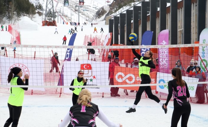 Erzurum'da düzenlenen Üniversiteler Arası Türkiye Kar Voleybolu Şampiyonası tamamlandı