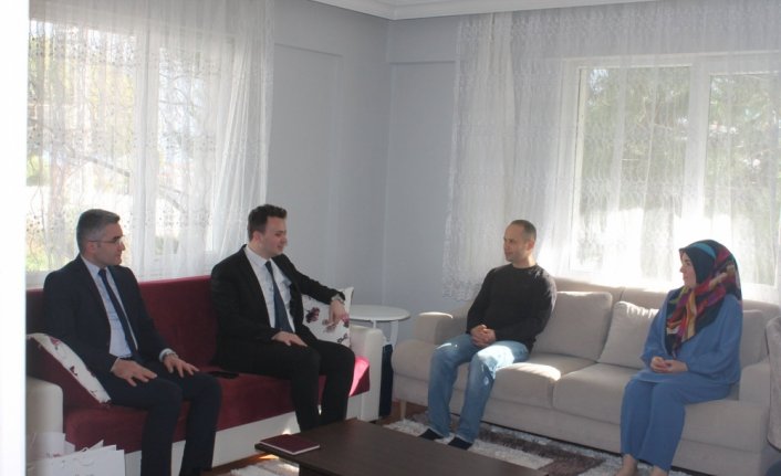 Gerze Kaymakamı Arabacı'dan depremzedelere ziyaret