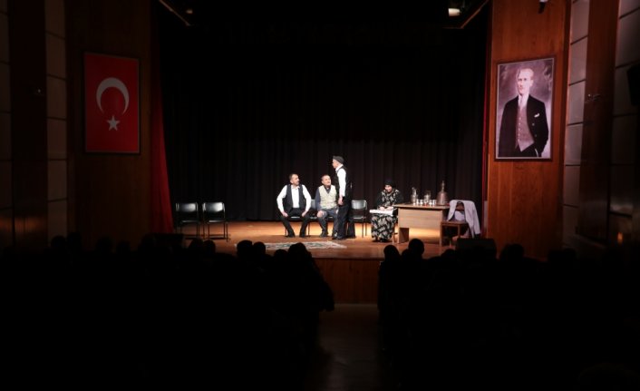 Görme engellilerden oluşan “Ekip Moni“ üçüncü oyununu sahneledi