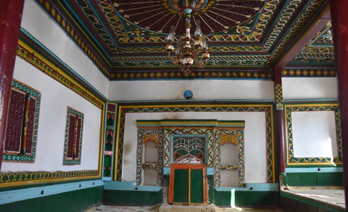 Gümüşhane Valisi Tanrısever tarihi köy odalarını inceledi