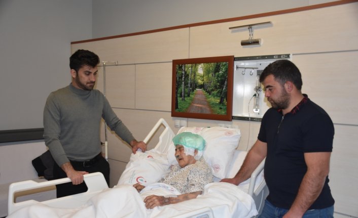 Gümüşhane'de beyin kanaması geçiren 112 yaşındaki hasta ameliyat edildi