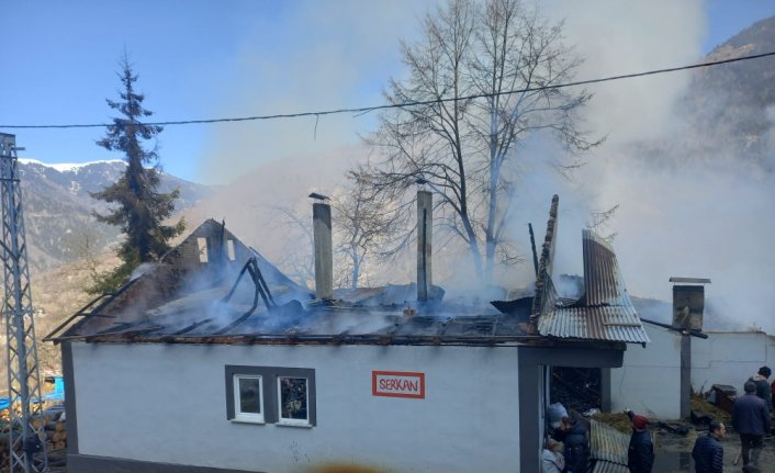 Gümüşhane'de bir evin çatı katında çıkan yangın söndürüldü