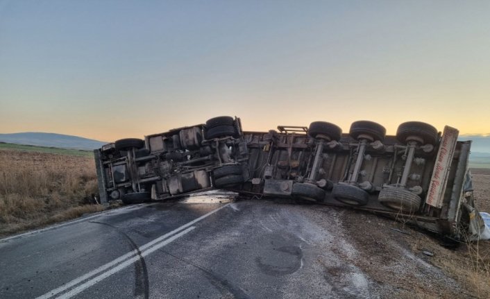 Çorum'da devrilen tırın sürücüsü yaralandı
