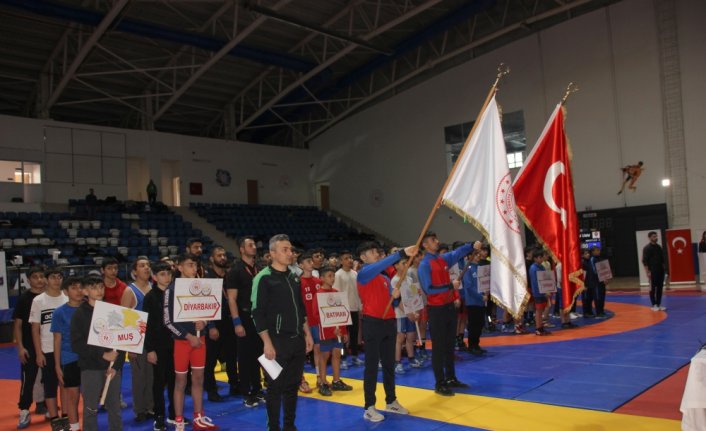 Hakkari'de düzenlenen Okul Sporları Güreş Grup Müsabakaları başladı