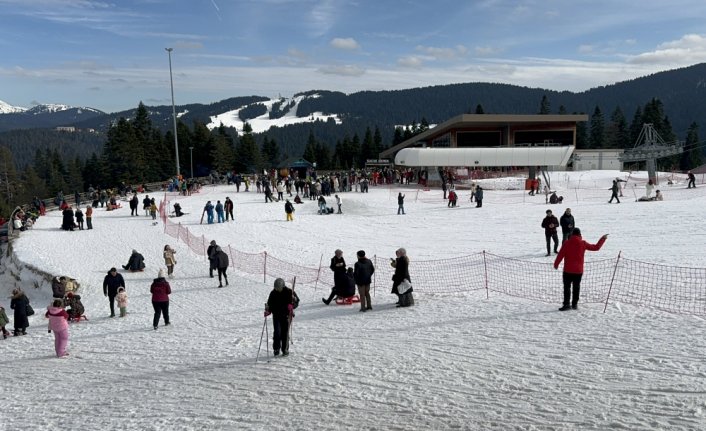 Ilgaz Dağı'ndaki Yurduntepe Kayak Merkezi'nde hafta sonu yoğunluğu sürüyor