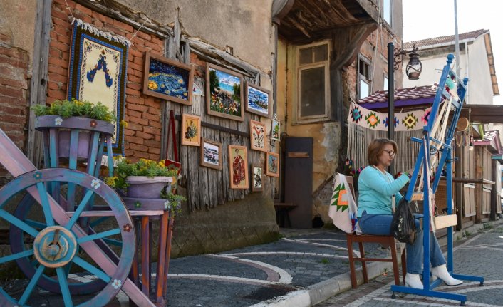 İlmek ilmek dokuyarak hazırladığı tablolarla geleneksel el sanatını yaşatıyor