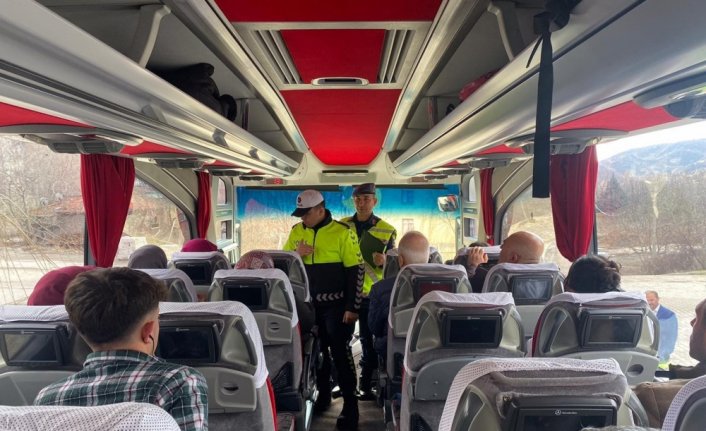 İskilip'te otobüs yolcularına yönelik emniyet kemeri denetimi yapıldı