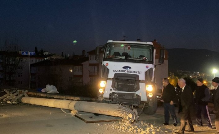 Karabük'te çöp kamyonun çarptığı beton elektrik direği devrildi